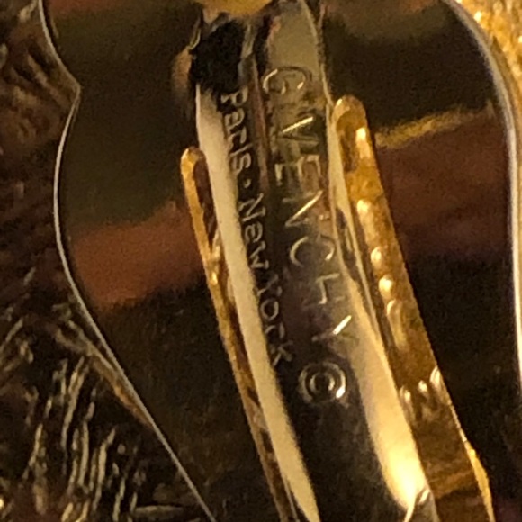 VINTAGE GIVENCHY  GOLD TONE AND PEARL ROUND CLIP-ON EARRINGS - Picture 15 of 15